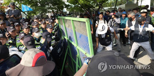 노동계, 최저임금법 개정안 통과에 반발…대정부 강경투쟁 예고