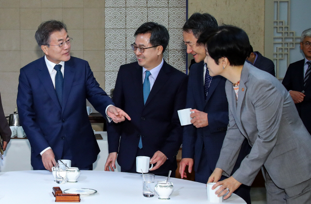 문재인 대통령이 29일 오전 청와대에서 열린 국무회의에 앞서 열린 차담회에서 김영주 고용노동부 장관과 얘기를 나누고 있다. 왼쪽부터 문 대통령, 김동연 경제부총리 겸 기획재정부 장관, 박능후 보건복지부 장관, 김영주 고용노동부 장관. /연합뉴스