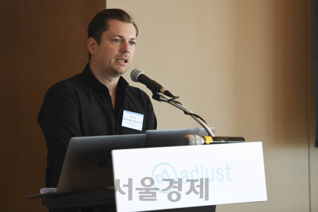 크리스챤 헨켈 애드저스트 CEO가 28일 서울 코엑스 인터컨티넨탈에서 열린 기자간담회에서 애드저스트에 대해 소개하고 있다. /사진제공=애드저스트