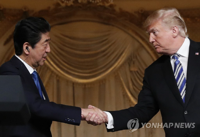백악관이 도널드 트럼프 미국 대통령과 아베 신조 일본 총리가 6월 12일로 예정된 북미정상회담에 앞서 미·일 정상회담을 열기로 했다고 28일(현지시간) 밝혔다./연합뉴스