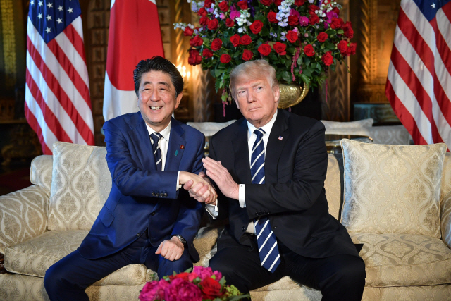 도널드 트럼프 미국 대통령(오른쪽)과 아베 신조 일본 총리가 지난 4월 17일 미국 플로리다주 팜비치 소재 트럼프 대통령 개인 소유 마라라고 리조트에서 열린 정상회담에서 악수를 하고 있다.