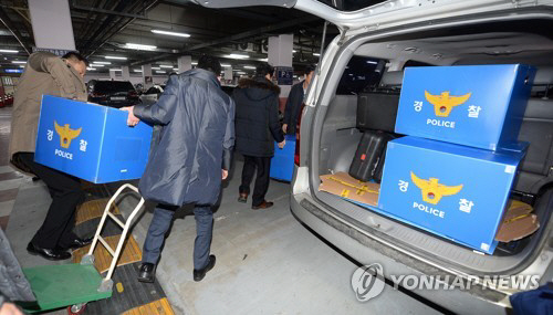 지난해 12월 인천시 남동구 길병원에서 경찰청 특수수사과 직원들이 압수수색을 벌여 병원 재무관리실에서 압수한 자료를 차량으로 옮기고 있는 모습이다./연합뉴스