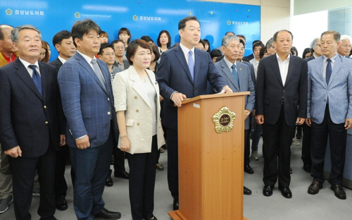 한국당 출신 전·현직 광역·기초의원 10여명이 당원 300여 명 과 함께 더불어민주당으로 이전했다./출처=연합뉴스