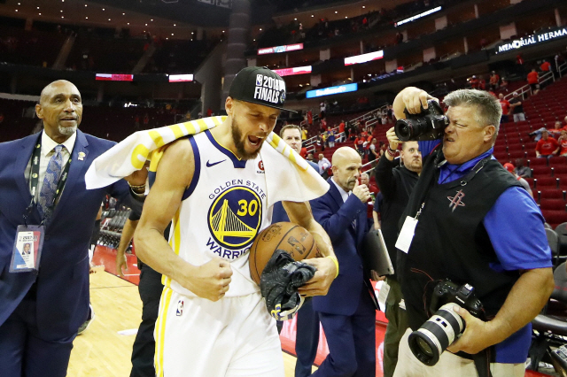 골든스테이트의 스테픈 커리(가운데)가 29일(한국시간) NBA 챔피언결정전 진출을 확정한 뒤 환호하고 있다. /휴스턴=AFP연합뉴스