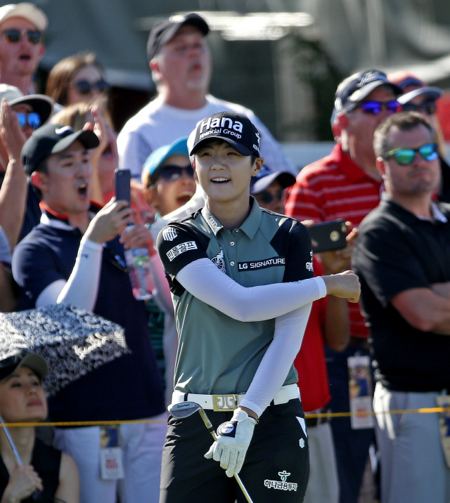 <YONHAP PHOTO-2574> Sung Hyun Park, of South Korea, celebrates after she hit the ball in on the 18th green during the LPGA tour Volunteers of America Texas Shootout golf tournament in The Colony, Texas, Sunday, May 6, 2018. (Jae S. Lee/The Dallas Morning News via AP)/2018-05-07 10:05:59/<저작권자 ⓒ 1980-2018 ㈜연합뉴스. 무단 전재 재배포 금지.>