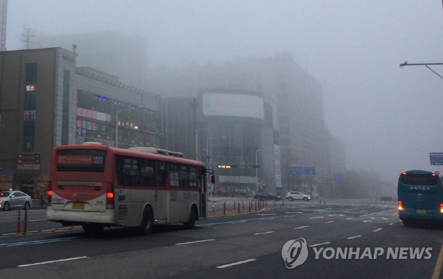 [오늘 날씨] 전국 구름 많고 남부 소나기 …미세먼지 ‘나쁨’ · 일교차 커 건강관리 유의