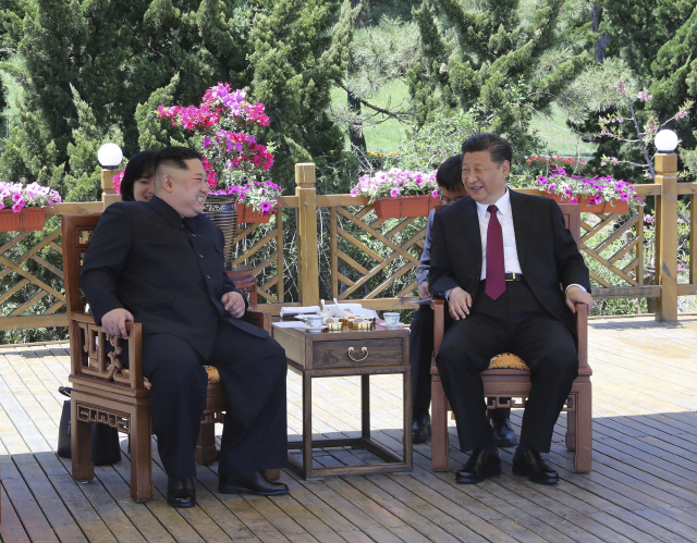 시진핑(오른쪽) 중국 국가 주석과 김정은 북한 국무위원장이 지난 7일 다롄에서 만나 이야기를 나누고 있다. /AP연합뉴스