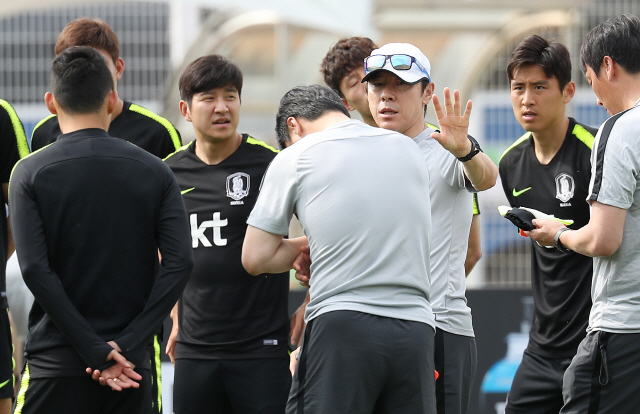 신태용(오른쪽 세 번째) 월드컵 축구대표팀 감독이 지난 29일 대표팀 선수들에게 지시사항을 전달하고 있다. /연합뉴스