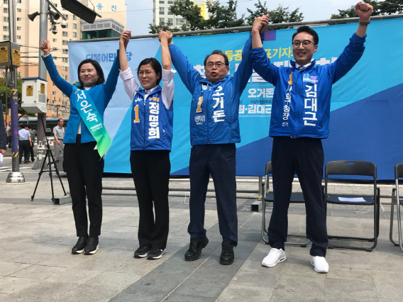 오거돈 더불어민주당 부산광역시장 후보와 정명희 북구청장 후보, 김대근 사상구청장 후보, 서은숙 진구청장 후보가 30일 철도시설 재배치 공약발표를 했다./조원진 기자