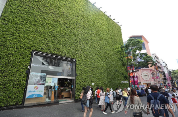 국토교통부는 서울 명동의 화장품 판매점 네이처리퍼블릭 부지가 15년째 전국에서 가장 비싼 땅의 지위를 유지했다고 30일 밝혔다./연합뉴스