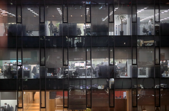 서울 시내의 한 사무실에서 직장인들이 밤늦게까지 일하고 있다. 근로시간 단축 시행으로 기업들이 대책 마련에 분주하다. /서울경제DB