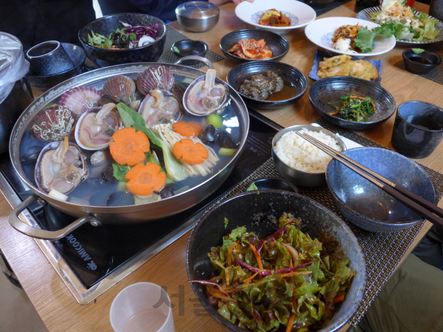 인천 영종도 ‘소나무식당’의 소나무해물밥상.