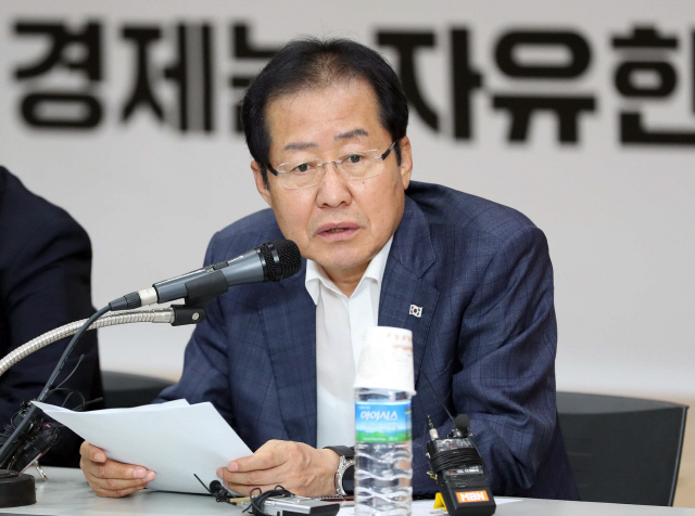 홍준표 자유한국당 대표가 30일 오전 충청남도 천안시 충남도당에서 열린 충남 현장 선거대책위 회의에서 발언하고 있다./연합뉴스