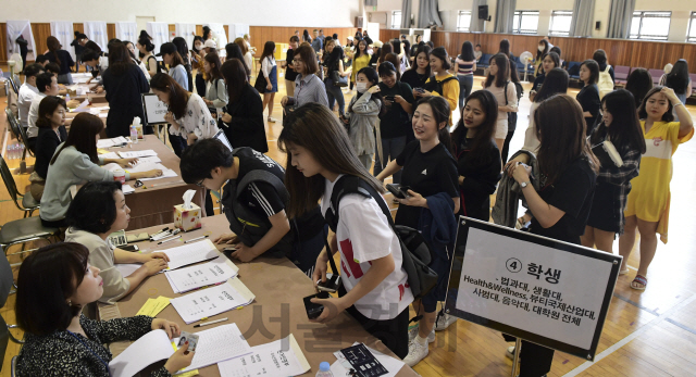 개교 이래 첫 총장 직선제를 실시한 30일 서울 성북구 돈암동 성신여자대학교에서 학생들이 총장을 뽑는 투표를 하기 위해 긴 줄을 서 있다./송은석기자