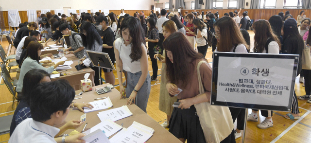 성신여대가 개교 이래 첫 총장 직선제를 실시한 30일 서울 성북구 돈암동 성신여자대학교에서 학생들이 총장을 뽑는 투표를 하기 위해 긴 줄을 서 있다./송은석기자