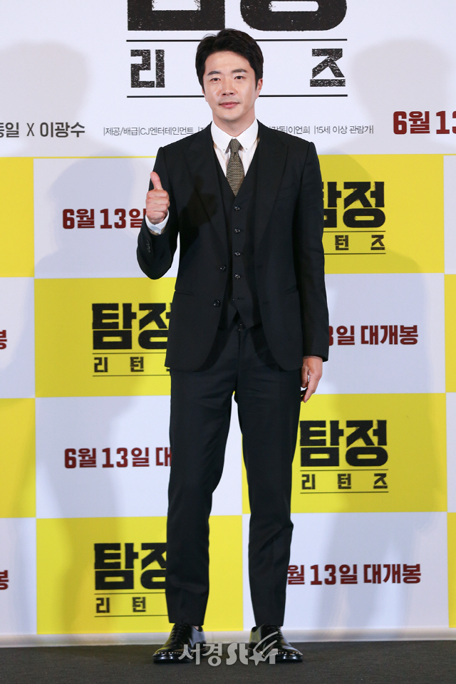 배우 권상우가 30일 오후 서울 용산구 CGV용산아이파크몰에서 열린 영화 ‘탐정: 리턴즈’ 언론시사회에 참석해 포토타임을 갖고 있다.