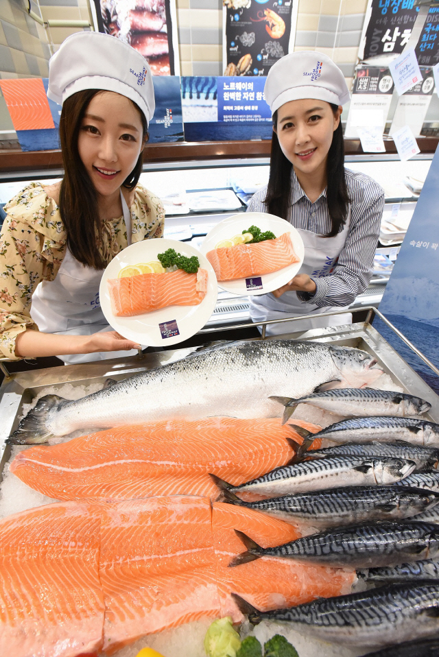 ‘노르웨이에서 온 연어와 고등어 맛보세요~!’      (서울=연합뉴스) 홈플러스가 오는 31일부터 다음 달 6일까지 바다의 날을 맞아 노르웨이수산물위원회 ‘노르웨이 수산물 대전’을 진행한다고 30일 전했다.       이 기간 홈플러스는 전국 142개 전 점포에서 노르웨이에서 항공직송한 횟감용 생연어를 100g당 2,990원에, 해동 고등어는 2마리당 3,990원에 판매하는 등 노르웨이 청정 수역에서 어획한 다양한 수산물을 저렴하게 선보인다. 오는 6월 2~3일 이틀간은 합정점, 대전둔산점, 성서점, 원주점 등 전국 18개 주요 거점점포에서 고객 대상 연어와 고등어 시식행사도 선보일 예정이다. 2018.5.30 [홈플러스 제공=연합뉴스]      photo@yna.co.kr  (끝)      <저작권자(c) 연합뉴스, 무단 전재-재배포 금지>