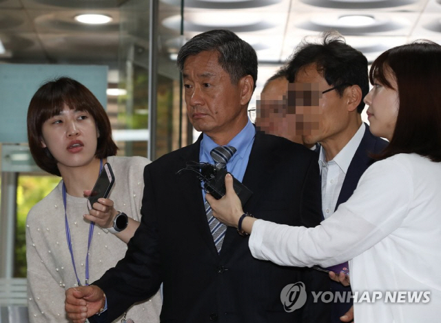 ‘불법사찰 의혹’ MB국정원 이종명 前차장 구속영장 기각