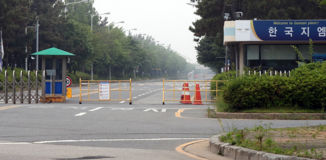 폐쇄를 하루 앞둔 30일 오후 전북 군산시 오식도동 한국GM 군산공장 정문 앞이 왕래가 끊겨 한산한 모습을 보이고 있다./연합뉴스