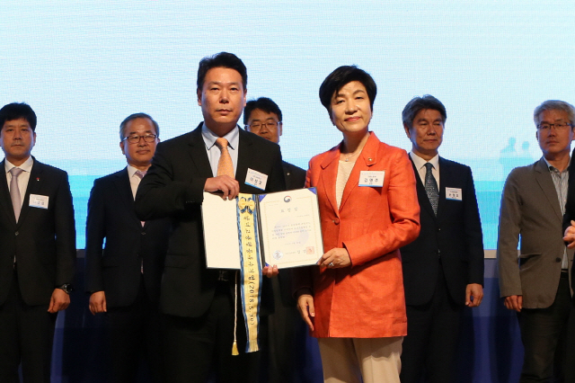 교보문고 이성호 경영관리실장(왼쪽), 김영주 고용노동부 장관