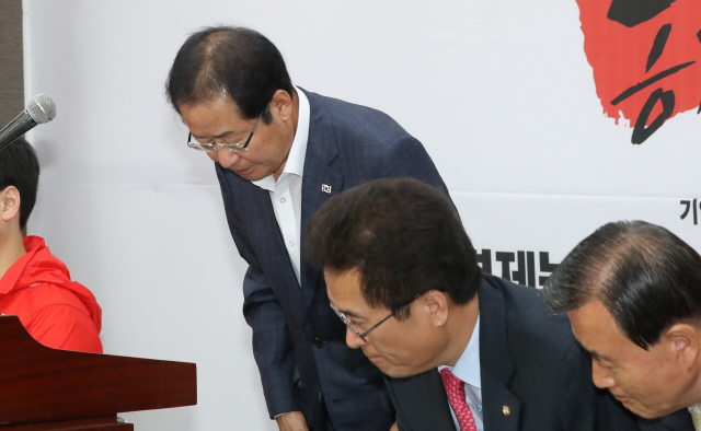 홍준표 자유한국당 대표가 31일 오전 여의도당사에서 6·13 지방선거 대국민호소 기자회견을 마치고 고개 숙여 인사하고 있다. /연합뉴스