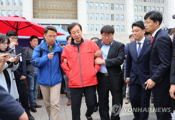 ‘드루킹 특검’을 요구하며 국회 앞에서 단식농성을 했던 자유한국당 김성태 원내대표의 모습./연합뉴스