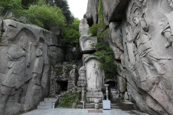 부산관광공사가‘나만을 위한 1% 여행지’로 누리바라기 전망대, 이바구 버스투어, 병풍암 석불사, 눌차도 정거마을&가덕도 대항마을을 꼽았다. 병풍암 석불사./사진제공=부산관광공사