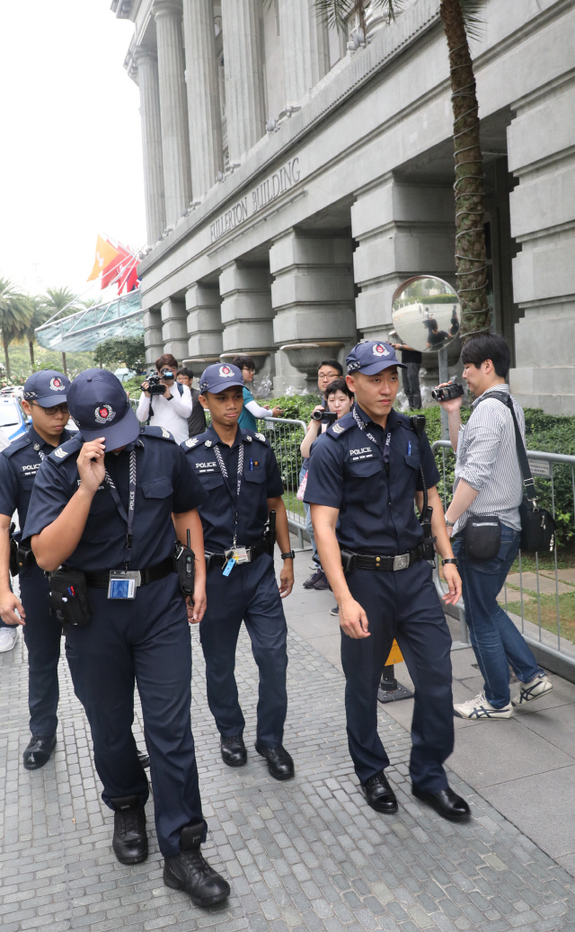 31일 오전 김창선 북한 국무위원회 부장이 묵고 있는 싱가포르 호텔에서 경찰이 순찰을 하고 있다. 전날까지 경찰 순찰은 없었다. /연합뉴스