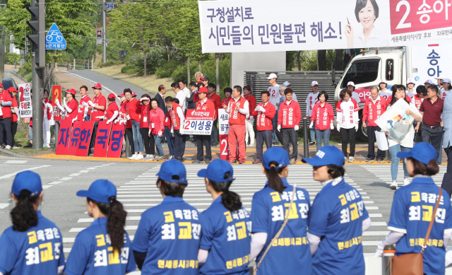 6.13 지방선거 공식 선거운동 시작일인 31일 오전 세종시 성금교차로에서 각 후보들이 지지를 호소하고 있다./연합뉴스