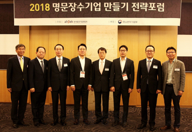 김규태(왼쪽부터) 한국중견기업연합회 전무, 이상헌 IBM 전무, 김재호 법무법인 바른 대표변호사, 강정훈 일야 대표이사, 최선집 한국중견기업연합회 대외협력부회장, 박용학 중견기업 Young CEO 회장, 나경수 미래엔 부사장, 김영재 이현재 의원실 수석보좌관 등이 30일 열린 포럼에서 기념사진을 찍고 있다. /사진제공=중견기업연합회