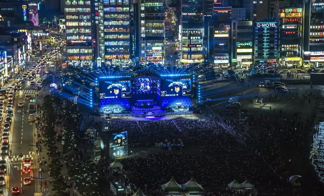 지난해 7월 부산 광안리해수욕장 해변에서 열린 스타크래프트 리마스터 행사장 전경.