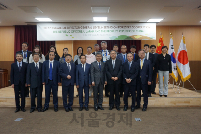 고기연(사진 앞줄 왼쪽에서 여섯번째) 산림청 국제산림협력관 등이 제5차 한·일·중 산림분야 국장급 회의를 가진후 기념촬영을 하고 있다. 사진제공=산림청