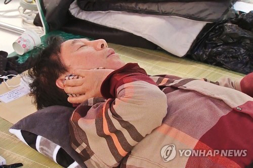 한국당은 김성태 원내대표의 단식농성 관련 기사에 달린 욕설 비방 댓글을 오랜기간 남겨두었다는 이유를 들어 네이버를 형사 고발했다./출처=연합뉴스