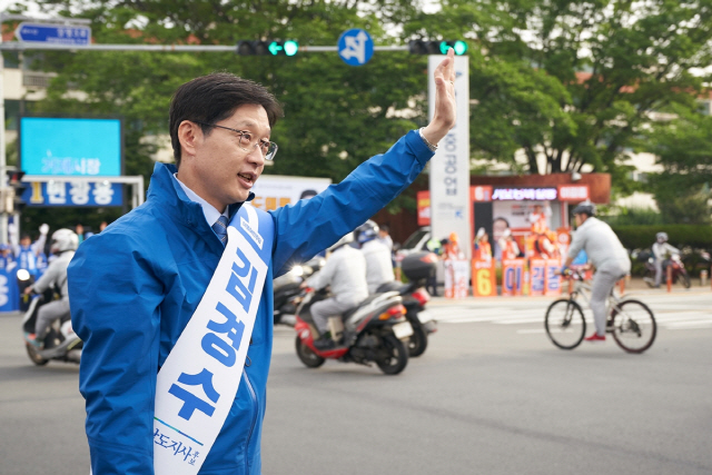 6.13 지방선거 공식 선거운동이 시작된 31일 오전 경남 거제시 삼성중공업 앞 장평오거리에서 더불어민주당 김경수 경남도지사 후보가 인사하며 지지를 호소하고 있다. /연합뉴스