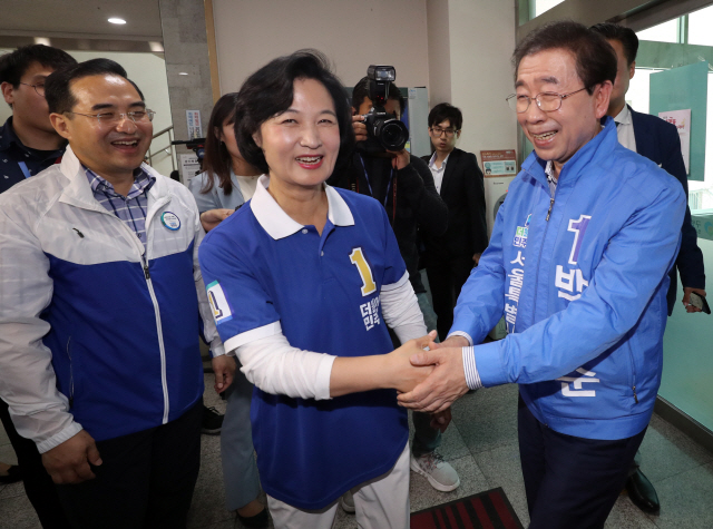 더불어민주당의 추미애(가운데) 대표가 31일 서울 중랑구 신내노인복지관을 방문한 자리에서 박원순(오른쪽) 서울시장 후보와 인사하고 있다. /연합뉴스