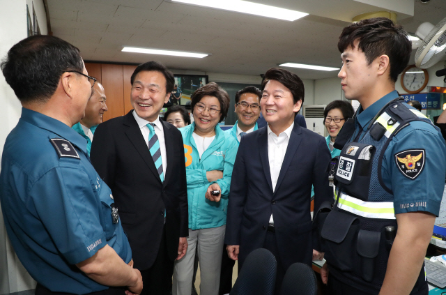 바른미래당의 안철수(오른쪽) 서울시장 후보가 31일 오전 손학규(왼쪽 두번째) 선거대책위원장과 함께 서울 영등포 경찰서 중앙지구대를 방문해 근무자들과 인사하고 있다. /연합뉴스