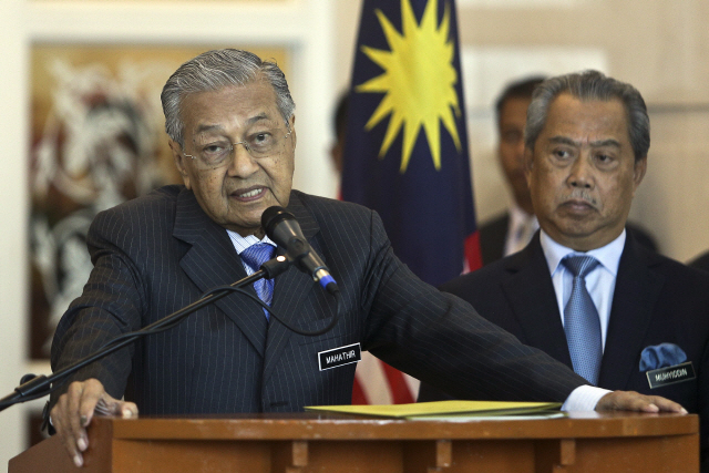 마하티르 모하맛 말레이시아 총리가 30일 푸트라자야에서 내각회의를 진행한 직후 기자회견을 하고 있다. /AP연합뉴스