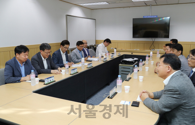 한선희(사진 왼쪽에서 세번째) 대전시 과학경제국장이 글로벌 강소기업육성 지원기업 대표들과 간담회를 갖고 있다. 사진제공=대전시