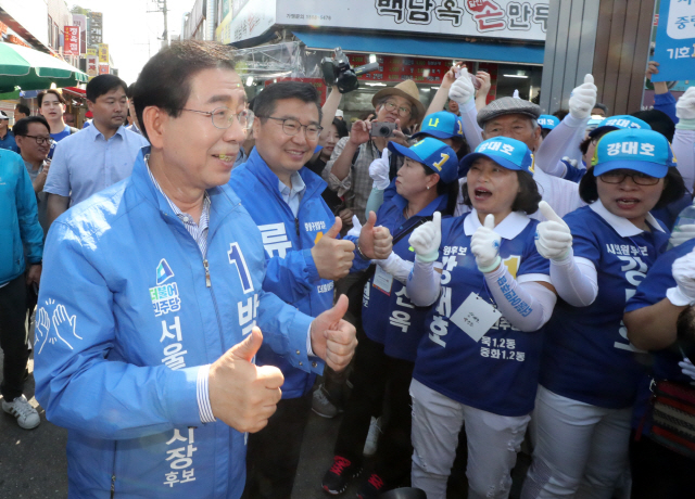 박원순 서울시장 후보가 31일 서울 중랑구 면목역 광장에서 열린 류경기 중랑구청장 후보 출정식에 참석하며 지지자들과 인사하고 있다./연합뉴스