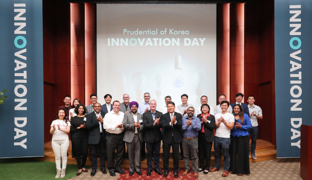 푸르덴셜생명이 31일 서울 강남구 푸르덴셜타워에서 개최한 ‘이노베이션 데이(Innovation Day)’에서 미국·싱가포르·한국 푸르덴셜생명 임직원과 글로벌 스타트업 관계자들이 기념촬영을 하고 있다. /사진제공=푸르덴셜생명