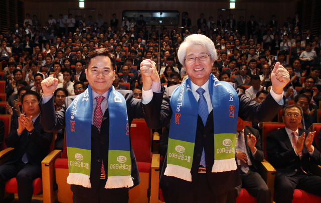 김태오(오른쪽) DGB금융 회장이 31일 대구 칠성동 제2본점에서 열린 취임식에서 김경룡 DGB대구은행장 내정자와 손을 맞잡고 있다. /사진제공=DGB금융