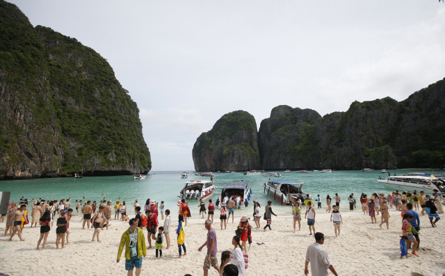 31일(현지시간) 태국 남부에 위치한 크라비주 피피섬을 찾은 관광객들이 해변을 거닐고 있다. /크라비=AP연합뉴스