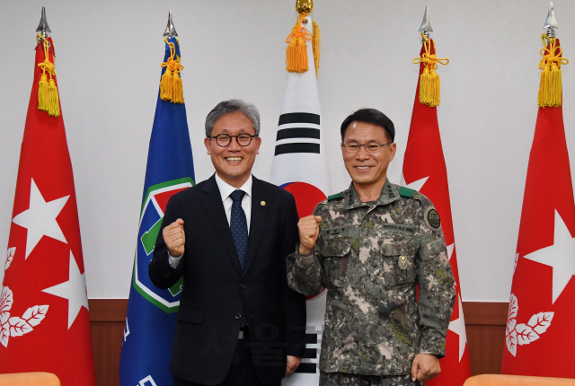 김재현(사진 왼쪽) 산림청장과 황인권(〃오른쪽) 육군 8군단장이 산불대응에 상호 협력하기로 하고 화이팅을 외치고 있다. 사진제공=산림청