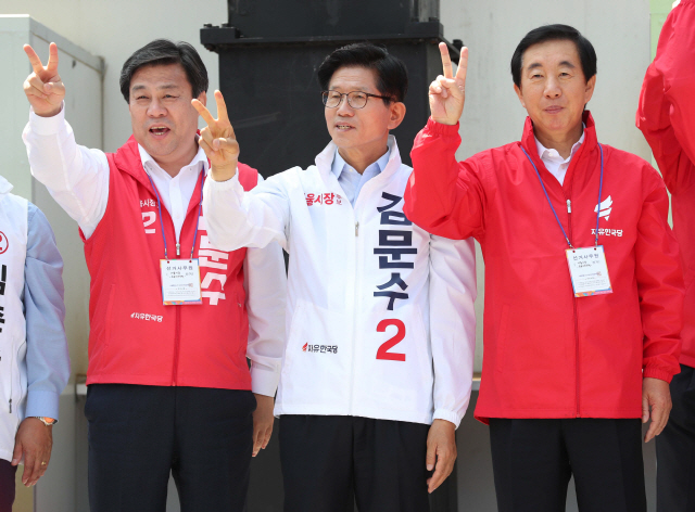 김문수(가운데) 자유한국당 서울시장 후보가 31일 오전 서울역에서 열린 출정식에서 시민들에게 지지를 호소하고 있다. / 연합뉴스