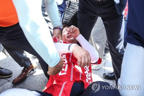 권영진 대구시장 후보, 유세 도중 밀려 넘어져 꼬리뼈에 실금