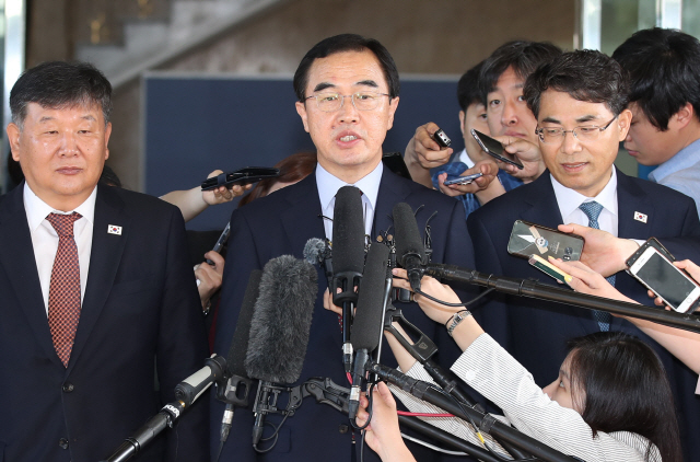 판문점 선언 이행을 위한 첫번째 남북 고위급 회담 우리측 대표단인 조명균(가운데) 통일부 장관 등이 1일 오전 서울 종로구 삼청동 남북회담본부에서 출발에 앞서 취재진에게 발언하고 있다. /연합뉴스