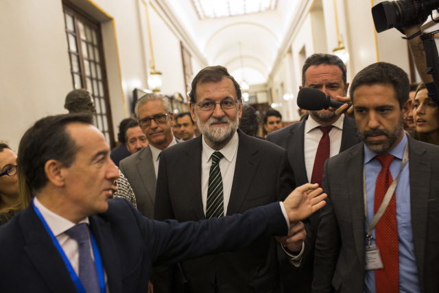 마리아노 라호이(가운데) 스페인 총리/AP연합뉴스