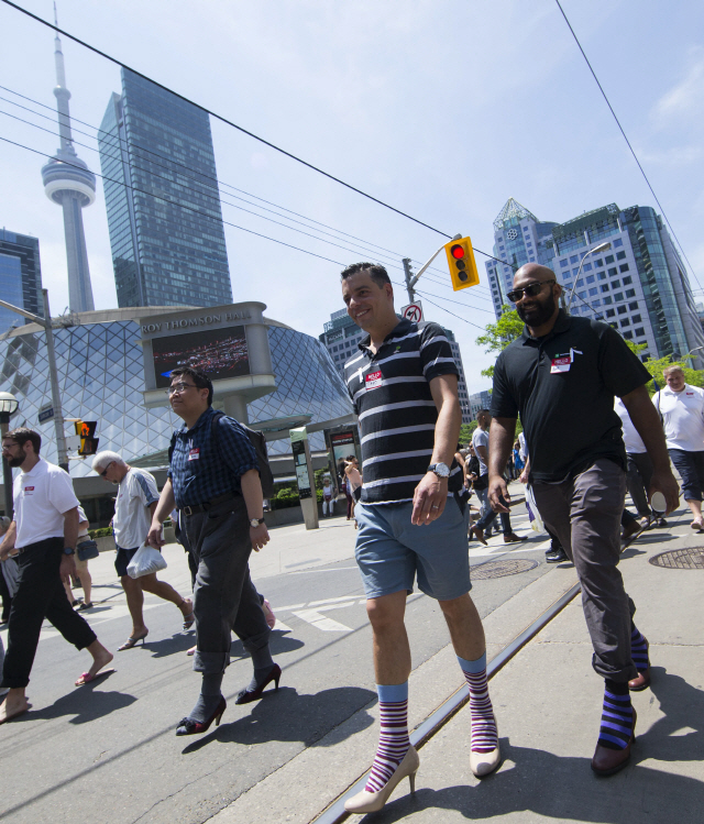 ‘하이힐 퍼레이드’에 참가한 남성들이 ‘그녀’의 신발을 신고 거리를 행진하고 있다. /토론토=신화연합뉴스