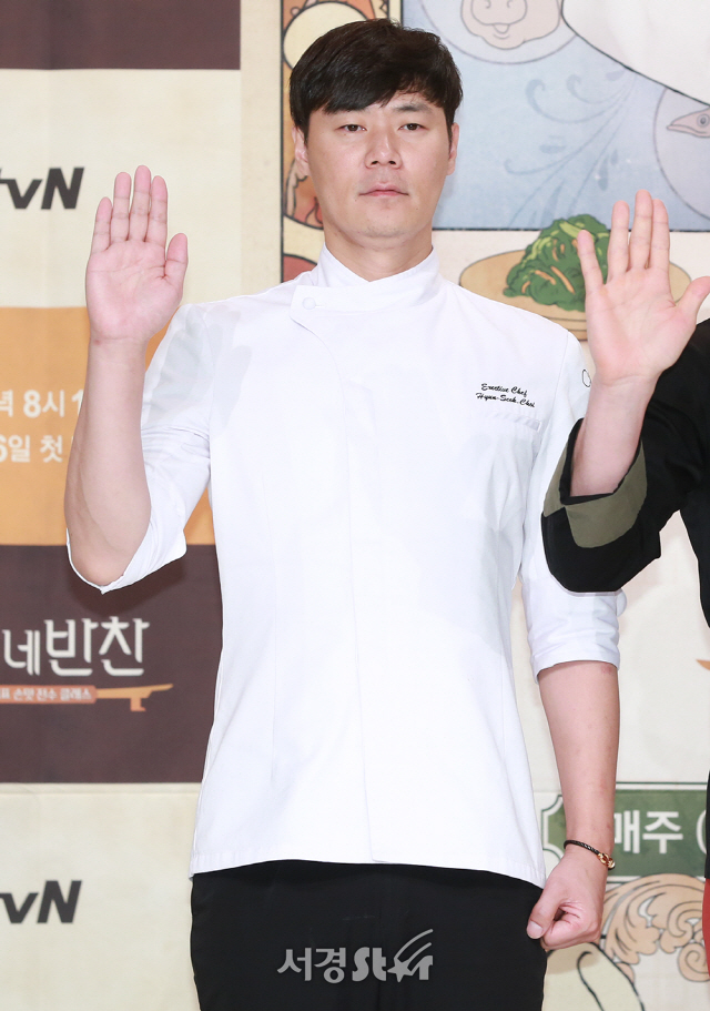 요리사 최현석이 1일 오후 서울 영등포구 타임스퀘어 아모리스홀에서 열린 tvN ‘수미네 반찬’ 제작발표회에 참석해 포토타임을 갖고 있다.