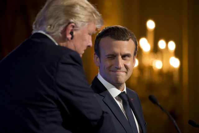 에마뉘엘 마크롱(오른쪽) 프랑스 대통령과 도널드 트럼프 미국 대통령/AP연합뉴스